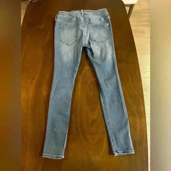 HOLLISTER ― 5 SHORT ― MID-RISE JEAN LEGGING Distressed Light Wash Jeans - Picture 7 of 13